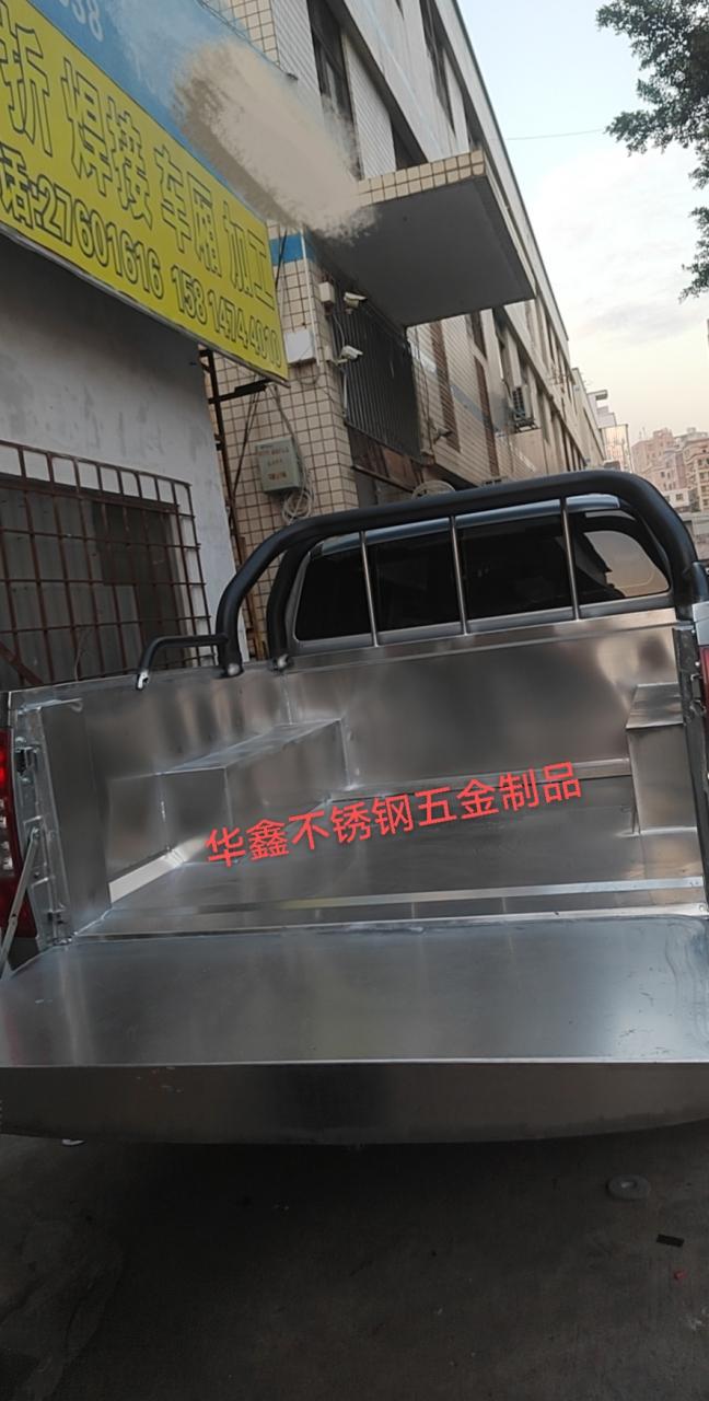 石岩华鑫不锈钢剪折焊接五金制品车厢加工厂,专业不锈钢工作台,不锈钢